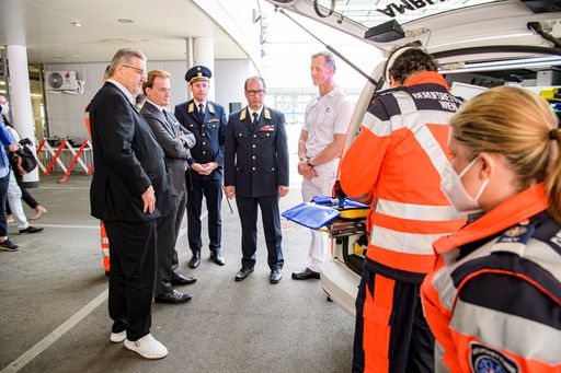 Vorschau Bild von Gruppenfoto Personen (v.l.n.r.):
Gesundheitsstadtrat Peter Hacker, Dr. Roland Frank (Ärztlicher
Direktor AUVA), Dr. Mario Krammel (Chefarzt Berufsrettung Wien), Dr.
Rainer Gottwald (Leiter Berufsrettung Wien), Prim. Univ.-Prof. Dr.
Christian Fialka (Ärztlicher Leiter Traumazentrum Wien)