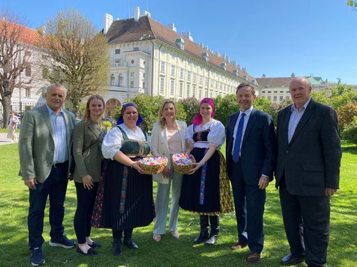  Besondere Ostereier von der kroatischen Volksgruppe
für Bundesministerin Susanne Raab