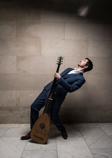 Vorschau Bild von Artist in Residence 2022 beim Barockfestival St.
Pölten ist der Lautenist Thomas Dunford, den das BBC Music Magazine
zum „Eric Clapton der Laute“ kürte.