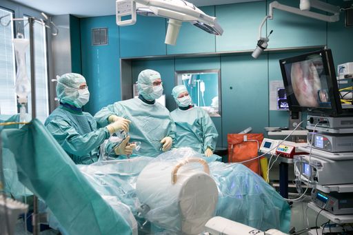  Die Neurochirurgen OA Dr. Nazem Atassi (links) und
OA Dr. Jochen Meissner führen eine endoskopische
Wirbelsäulenoperation durch