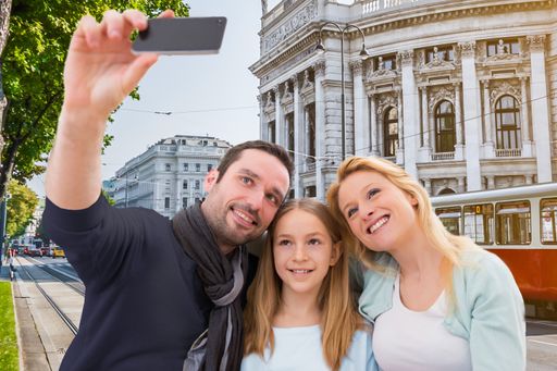 Vorschau Bild von Wien neu erleben durch eine digitale Schnitzeljagd
am Smartphone oder Tablet: „Wien Highlights“ und „Wien für
Entdecker“ richtet sich an Gäste aus dem In- und Ausland. „Wien für
Wiener“ sowie „Wien für junge Abenteurer“ ist ein Angebot für
Einheimische, die Wien schon etwas besser kennen.