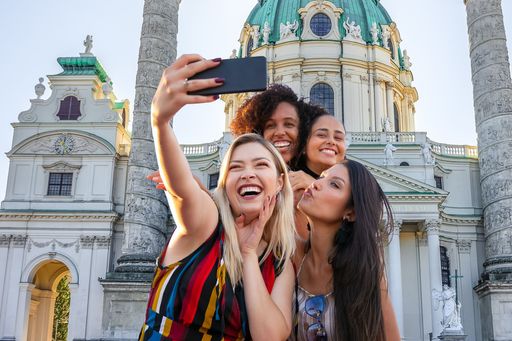 Vorschau Bild von Einheimische und Gäste tauchen mit der neuen
Schnitzeljagd von Interactive Tours am Smartphone oder Tablet nun
ohne zeitliche Einschränkung spielerisch in die zahlreichen
Geheimnisse von Österreichs Bundeshauptstadt Wien ein.