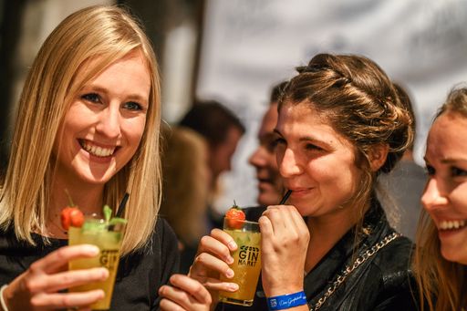  Alles rund um die Spirituose. About Drinks hält was
es verspricht und präsentiert die Must Haves der angesagtesten Bars
weltweit und die Trends von morgen