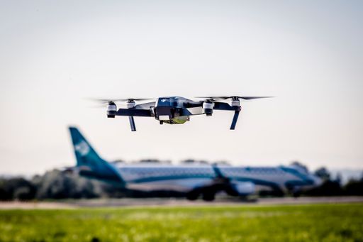 Austro Control und Frequentis starten
Verkehrsmanagement-System für Drohnen - Drohne im Flug