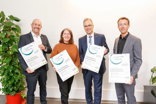 Bild zu OTS - Abteilungsleiter für Kommunikation der Stadt Graz
Maximilian Mazelle, Bürgermeisterin Elke Kahr, Geschäftsführender
Uni Graz Rektor Peter Riedler und UNI for LIFE Geschäftsführer
Stephan Witzel (v.l.n.r.) freuen sich über die Förderung
professioneller Unternehmenskommunikation.