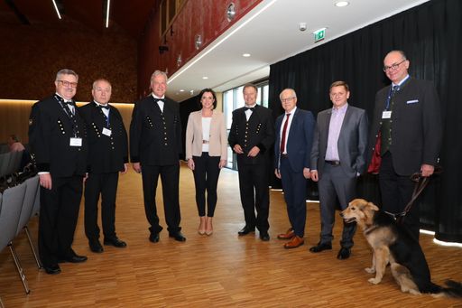  Beim Österreichische Bergbautag in Leoben v. l.:
BVÖ-Präsident Dipl.-Ing. Josef Pappenreiter, BM-Abteilungsleiter für
Sicherheit im Bergbau Dipl.-Ing. Thomas Spörker,
Montanuni-Vizerektor Peter Moser, BM Elisabeth Köstinger,
Montanuni-Rektor Wilfried Eichlseder, Landesrat Hans Seitinger,
Leobens Bürgermeister Kurt Wallner, BM-Sektionschef Mag. Andreas
Reichhardt