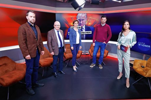  Begeht Wladimir Putin in der Ukraine
Kriegsverbrechen? (von rechts): Darüber diskutiert Katia Wagner mit
dem ehemaligen ukrainischen Botschafter Olexander Scherba, der
Geschäftsführerin von Amnesty International Österreich Annemarie
Schlack, dem Historiker und Russland-Experten Stefan Karner und dem
Juristen und Experten für Menschenrechte und Völkerrecht Ralph Janik
auf krone.tv. Verwendung ausschließlich in direktem Zusammenhang mit
der Berichterstattung zur Sendung.