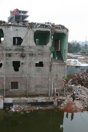 Die Ruine des eingestürzten Gebäudekomplexes Rana
Plaza etwa 25 km nordwestlich der Hauptstadt Dhaka in Bangladesch.