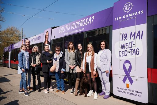  Im Vorfeld des heurigen Welt-CED-Tages am 19. Mai
2022 werden Straßenbahnzüge der Wiener Linien D, 1, 2, 38, 40, 41
und 43 mit ausdrucksstarken Fotos von CED-Betroffenen zu sehen sein.