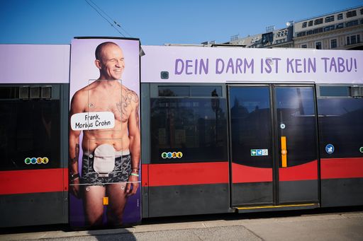 Vorschau Bild von Im Vorfeld des heurigen Welt-CED-Tages am 19. Mai
2022 werden Straßenbahnzüge der Wiener Linien D, 1, 2, 38, 40, 41
und 43 mit ausdrucksstarken Fotos von CED-Betroffenen zu sehen sein.