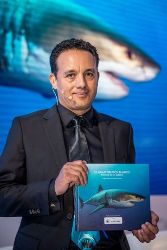 Sharkproject zeichnet mexikanischen Forscher Edgar
Mauricio Hoyos Padilla als „Shark Guardian“ aus