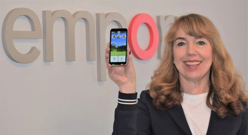emporia-Eigentümerin Eveline Pupeter mit dem
ausgezeichneten Smartphone emporiaSUPEReasy