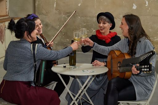 Bei wean hean, dem Wienerliedfestival des Wiener Volksliedwerks,
tritt unter anderem das Frauenquartett wondrak.lindschi auf.