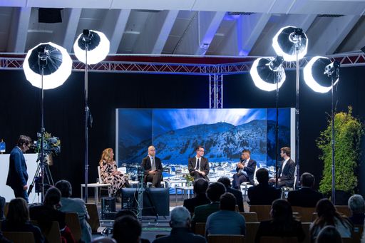  Der 14. Europäische Mediengipfel wurde am am
21.4.2022 eröffnet. Diskutiert wurde in einem hybriden Format in
einem modernen TV-Studio mitten in Lech am Arlberg.