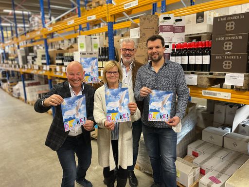 Der Tiroler Sommelierverein rief gemeinsam mit
Winzern aus Österreich und Südtirol und dem Transportunternehmen
Gebrüder Weiss eine Spendenaktion zugunsten der Ukraine-Hilfe ins
Leben.