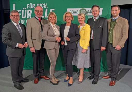 Vorschau Bild von Gemeinsamer Einsatz für Entlastungsmaßnahmen für
die Landwirtschaft:LR Ludwig Schleritzko, OM LH-Stv. Stephan
Pernkopf, BM Klaudia Tanner, LH Johanna Mikl-Leitner, Bundesbäuerin
Irene Neumann-Hartberger, LK NÖ-Präsident Hannes Schmuckenschlager
und Bauernbunddirektor Paul Nemecek.