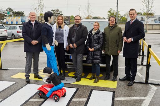Ab dem 6. Juli müssen viele Fahrerassistenzsysteme zur
Serienausstattung von neu typisierten Fahrzeugen gehören. Ergebnisse
aus KFV-Erhebungen zeigen allerdings, dass viele Lenkende
unzureichend über deren Funktionsweise und Möglichkeiten Bescheid
wissen. KFV und AUVA starten daher eine gemeinsame Informationstour
und zeigen mittels eindrucksvoller Bremstests und einem Training-Car
mit VR Fahrsimulator der Bevölkerung, wie groß das
Unfallreduktionspotenzial von Assistenzsystemen ist.