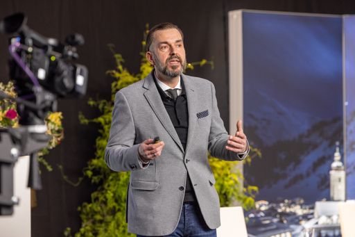  Der geschäftsführende Vorstand der APA, Clemens
Pig, hielt eine Keynote zum Thema "News Behind the Scenes:
Europäische Nachrichtenagenturen unter Druck".