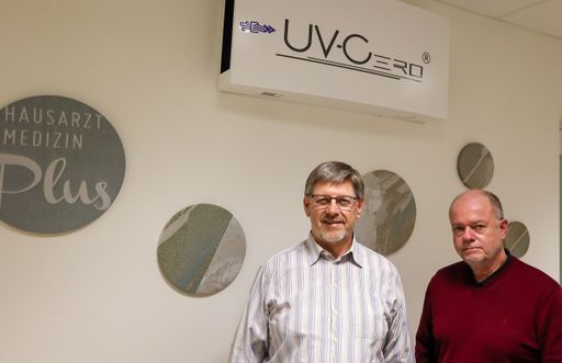 Vorschau Bild von Die Luftdesinfektionsanlage UV-Cero 300 zerstört
potenziell krankheitserregender Partikel in der Luft mit Hilfe von
ultraviolettem Licht. ReTecCom-Geschäftsführer Manfred Heinzinger
(re) war bei der Installation der UV-Cero 300 im
Primärversorgungszentrum von Dr. Erwin Rebhandl in Haslach (OÖ) mit
dabei.