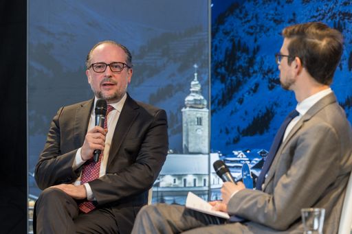  Ivo Mijnssen (NZZ, re.) im Gespräch mit
Außenminister Alexander Schallenberg.