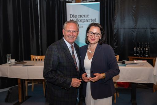 Landesparteiobmann Karl Mahrer gratuliert Gudrun Kugler zu ihrer
Wiederwahl zur Bezirksparteiobfrau.