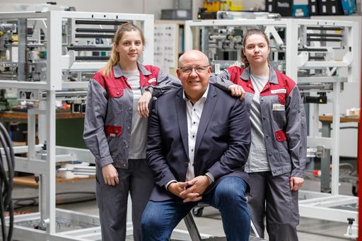 Jungfachkraft in der Metalltechnik/
Zerspanungstechnik Jessica Sperger, WK Wien Innungsmeister der
Mechatroniker Peter Merten, Mechatronik-Lehrling Vanessa Schöbinger
(17 Jahre) (v. li.)