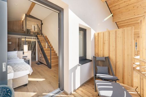 Ein besonderes Highlight im 4*S Hotel habicher hof
ist die neue Ausstattung der „Vitalsuite“ und „Skysuite“ mit
kombinierter Sauna- bzw. Infrarotkabine. Der Gast genießt seine
individuelle Auszeit direkt im Zimmer.