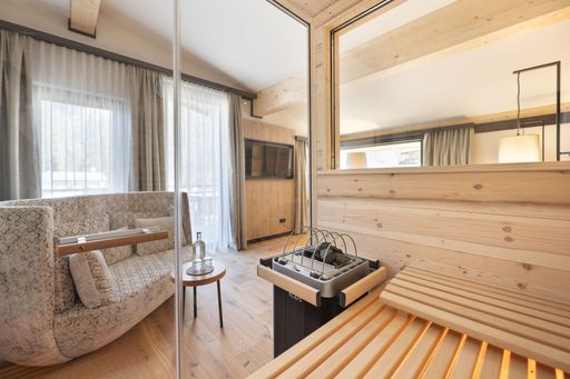 Vorschau Bild von Ein besonderes Highlight im 4*S Hotel habicher hof
ist die neue Ausstattung der „Vitalsuite“ und „Skysuite“ mit
kombinierter Sauna- bzw. Infrarotkabine. Der Gast genießt seine
individuelle Auszeit direkt im Zimmer .