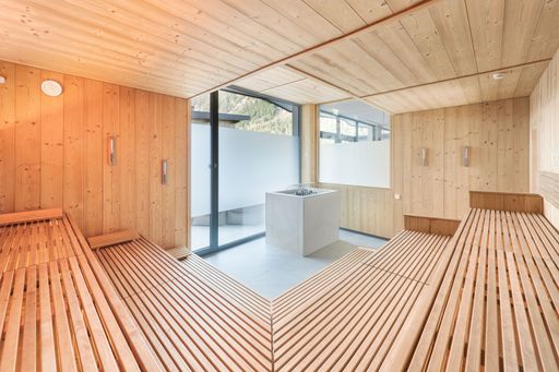 Vorschau Bild von Das 4*S-Hotel „habicher hof“ im Ötztal lädt mit
seiner neuen Wellnessoase zum süßen Nichtstun ein. KLAFS statte das
Hotel mit einer Biosauna, finnischen Sauna, Dampfbad und
Infrarotkabine, sowie gemütliche Liegemöglichkeiten aus, um den
Gästen Momente der Erholung und Ruhe zu ermöglichen.