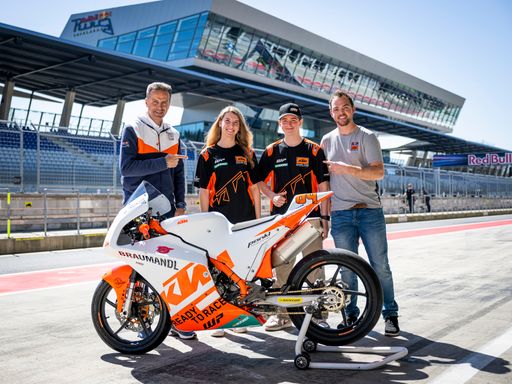 Vorschau Bild von Matthias Walkner (rechts) und Riding Coach Andy
Meklau (links) mit Ridern beim Austrian Junior Cup Roll-out 2022 am
Red Bull Ring.