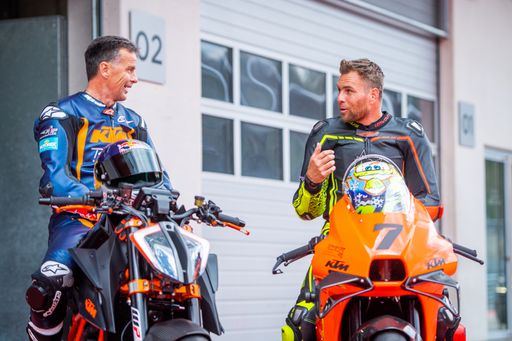Vorschau Bild von Benny Karl (rechts) beim Austrian Junior Cup
Roll-out 2022 mit Riding Coach Andy Meklau.