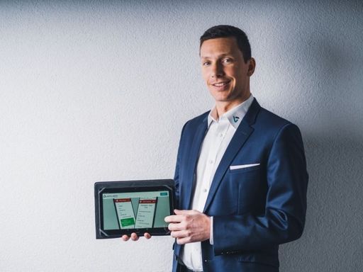 Bild zu OTS - Gregor Riedler, Geschäftsführer von gastro:work™,
setzt mit der Software Appliqon einen Schritt in Richtung
Digitalisierung in der Gastronomie.