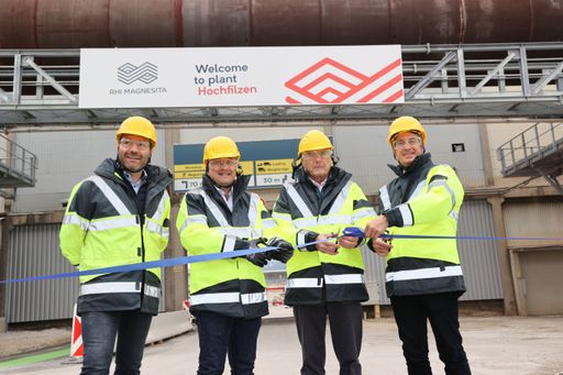 https://www.apa-fotoservice.at/galerie/28734 HOCHFILZEN - TIROL:
2022-04-26 - Eröffnung des Dolomite Resource Center der RHI
Magnesita in Hochfilzen. Im Bild bei der Banddurchschneidung v.l.
Werksleiter Christoph Stock, COO Rajah Jayendran,
Aufsichtsratvorsitzender Herbert Cordt und CEO Stefan Borgas.