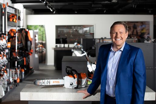 Vorschau Bild von STIHL CEO Michael Traub presents the STIHL MSA 300, currently the
world's most powerful battery-powered chainsaw. Copyright: STIHL /
Weiterer Text über ots und www.presseportal.de/nr/64484 / Die
Verwendung dieses Bildes ist für redaktionelle Zwecke unter
Beachtung ggf. genannter Nutzungsbedingungen honorarfrei.
Veröffentlichung bitte mit Bildrechte-Hinweis.