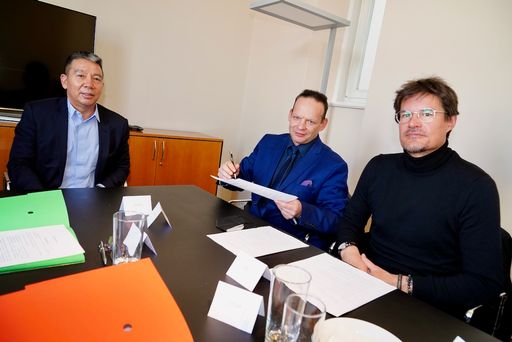 Vorschau Bild von v. l. n. r.: John Renos (REN Innovation Invest),
Günter Grabherr (CFO Grabher Group) und Dr. Wolfgang Fiel