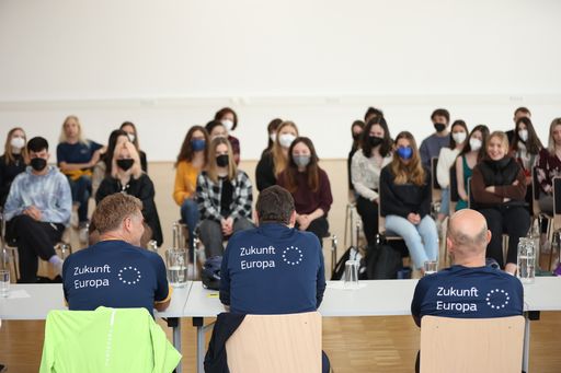 https://www.apa-fotoservice.at/galerie/28714 .
Besuch von EU-Botschafter Martin Selmayr und Generaldirektor Mario
Nava (Europäische Kommission) anlässlich der EU-finanzierten Laptops
/ NextGenEU