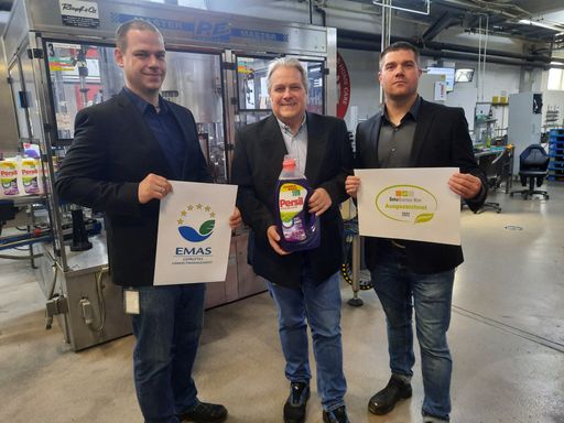  „Das Henkel-Werk in Wien-Erdberg ist seit 2018
EMAS-zertifiziert, außerdem erhielt unser Unternehmen aktuell erneut
die Auszeichnung OekoBusiness Betrieb Wien der Stadt Wien“, freut
sich das SHE-Team (v.li.) Benedict Mayer, Christian Weiser und
Bernhard Cada.