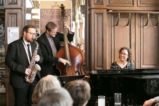 Bild zu OTS - Ein Jazz-Trio mit Saxophon, Klavier und Kontrabass
begleitet das Frühstück am 1. und 8. Mai musikalisch.