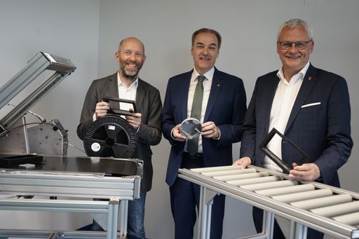 Eröffnung des Forschungsgebäudes Informatikum in
Eisenstadt. Auf rund 650m2 widmen sich künftig die Forscherinnen und
Forscher ihren Projekten rund um die Themen Cloud Computing,
Internet of Things, Industrie 4.0 und Energiesysteme der Zukunft.