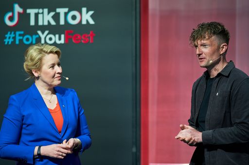  TikTok #ForYouFest Berlins Regierende Bürgermeisterin Franziska
Giffey und TikTok DE General Manager Tobias Henning / Weiterer Text
über ots und www.presseportal.de/nr/135119 / Die Verwendung dieses
Bildes ist für redaktionelle Zwecke unter Beachtung ggf. genannter
Nutzungsbedingungen honorarfrei. Veröffentlichung bitte mit
Bildrechte-Hinweis.