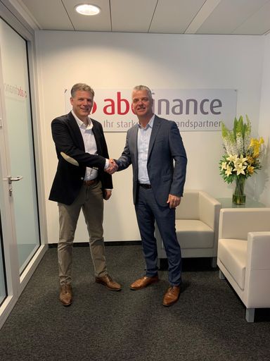 Edwin Ronald de Jong (l.), Geschäftsführer JobRad GmbH, und
Christian Troger, abcfinance GmbH, freuen sich über die Kooperation.
Quelle: abcfinance GmbH / Weiterer Text über ots und
www.presseportal.de/nr/73429 / Die Verwendung dieses Bildes ist für
redaktionelle Zwecke unter Beachtung ggf. genannter
Nutzungsbedingungen honorarfrei. Veröffentlichung bitte mit
Bildrechte-Hinweis.