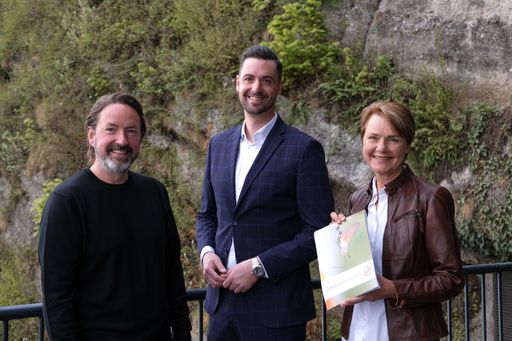 Vorschau Bild von V.l.n.r.: Naturschutzbund Projektleiter Gernot
Neuwirth, dm Ressortleiter Marketing und Einkauf Christian
Freischlager und Naturschutzbund Geschäftsführerin Birgit
Mair-Markat.