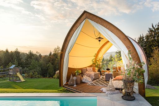  Glamping Lounge als Ruhebereich am Pool