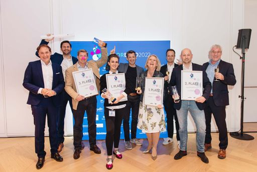  Prämiert wurde TSA mit der Humorus Trophäe in Gold.
V.l.n.r Roman F. Szeliga, Elmar Rodler, Claus Hofmann-Credner,
Melita Munic, Daniel Lehner, Nina Fuchs, Michael Schnitzler, Lukas
Schreiner, Josef Buttinger