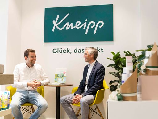 Vorschau Bild von Julian Reitze, Gründer von Rezemo (links) und Philipp Keil, Head
of Packaging Materials Management bei Kneipp (rechts), haben sich
zum Ziel gesetzt, biobasierte Kosmetikverpackungen aus Sägespäne zu
entwickeln. / Weiterer Text über ots und
www.presseportal.de/nr/28515 / Die Verwendung dieses Bildes ist für
redaktionelle Zwecke unter Beachtung ggf. genannter
Nutzungsbedingungen honorarfrei. Veröffentlichung bitte mit
Bildrechte-Hinweis.