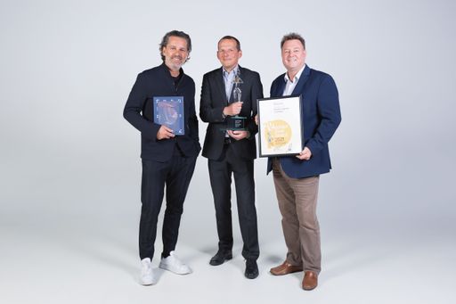 (v. li. nach re.): Christian Kosmaier,
Geschäftsführer A365 – Reinhard Eder, Sales Manager offset 5020
druckerei & verlags gmbh – Günter Fridrich, CMO Lagermax Lagerhaus
und Speditions AG