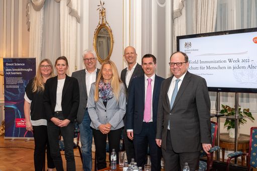  https://www.apa-fotoservice.at/galerie/28754 Im Bild vLnR: Birgit
Weinberger, Forschungsinstitut für Biomedizinische Alternsforschung
Universität Innsbruck, Eva Hilger, Leiterin chefärztlicher Dienst,
SV der Selbstständigen, Andreas Huss, Obmann der österreichischen
Gesundheitskasse, Susanne Schöberl, NÖ Patientenanwaltschaft,
Moderation: Mag. Christoph Hörhan, Neil Davidson, General Manager
von GSK Österreich, Thomas Szekeres, Präsident der österreichischen
Ärztekammer. Paneldiskussion, Networking Reception, World
Immunization Week