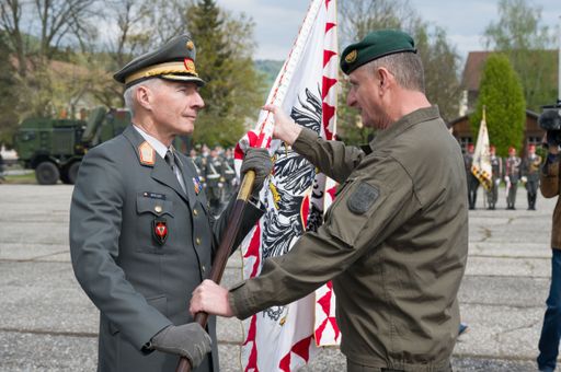 Vorschau Bild von Generalleutnant Franz Reißner übergibt die Fahne
der Streitkräfte an den Chef des Generalstabes