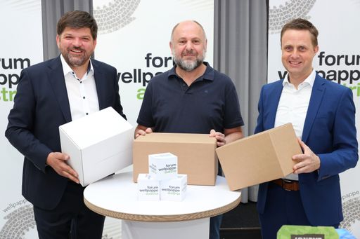 https://www.apa-fotoservice.at/galerie/28770/ Im
Bild v.l.n.r.: Stephan Kaar (Sprecher Forum Wellpappe Austria),
Florian Thalheimer (IKEA Österreich, Sustainability Manager),
Florian Döbl (Forum Wellpappe Austria)