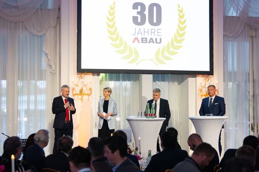 v.l.n.r.: ABAU Vorstands-Obmann BM Ing. Wolfgang
Kiss, Moderatorin Constanze Weiss, Bundesinnungsmeister und
ABAU-Mitglied BM Ing. Robert Jägersberger, Präsident der
Wirtschaftskammer Wien Dipl.-Ing. Walter Ruck
